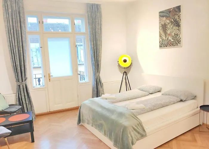 Апартаменты Mariahilfer 4 Min To The Shopping Center And Schoenbrunn Palace *